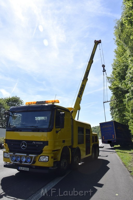 LKW in Boeschung A 3 Rich Frankfurt Hoehe Roesrath Lohmar P171.JPG - Miklos Laubert